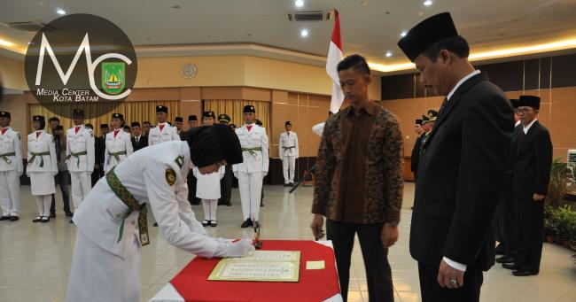 HM Rudi Kukuhkan Paskibraka Batam 